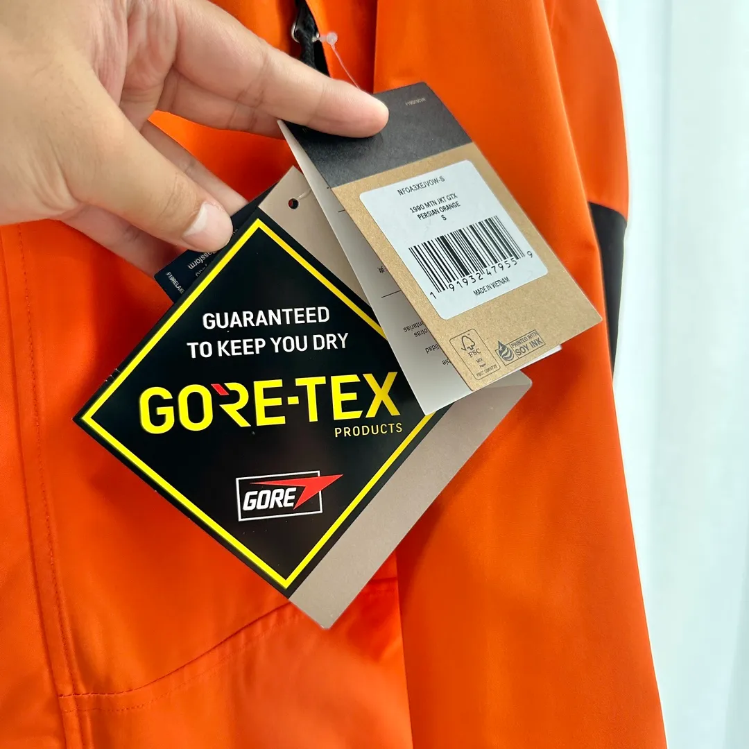 Style No.: C 01 P240 Top Original Violent Orange 𝐓𝐡𝐞 𝐍𝐨𝐫𝐭𝐡 𝐅𝐚𝐜𝐞 ｜𝟭𝟵𝟵𝟬 𝐆𝐨𝐫𝐞-𝐓𝐞𝐱｜TNF North Face Classic Jacket 1. Waterproof to the international ISO standard 90 (ISO 4) level to achieve the rolling effect of water droplets on a lotus leaf! 2. Fabric: 2L double-layer Gore-tex fabric is used. The surface layer of the fabric is made of ultra-high-strength waterproofing and the inner layer is covered with film, so it achieves a three-layer waterproof effect, making the garment waterproof and anti-fouling and breathable for excellent outdoor effects. 3. Embroidery: Imported Barudan/Behringer embroidery machine restores ZP. BEHRINGER's 10,000-needle embroidery is neat and three-dimensional, with full three-dimensionality and the charm of each letter. Each stroke has a strong three-dimensional effect. 4. Accessories: Original YKK zipper for the whole garment, which can withstand 100,000 pulls and wear, and original Velcro. The four-button buttons are customized from the original Japanese SELEX. 5 buttons are all in the same direction. The washed QR code is consistent with zp and can be scanned! 6. The entire garment adopts heat-sealing and gluing technology, and all seams are bonded with high-temperature gluing. Size xs s m L x L xx L
